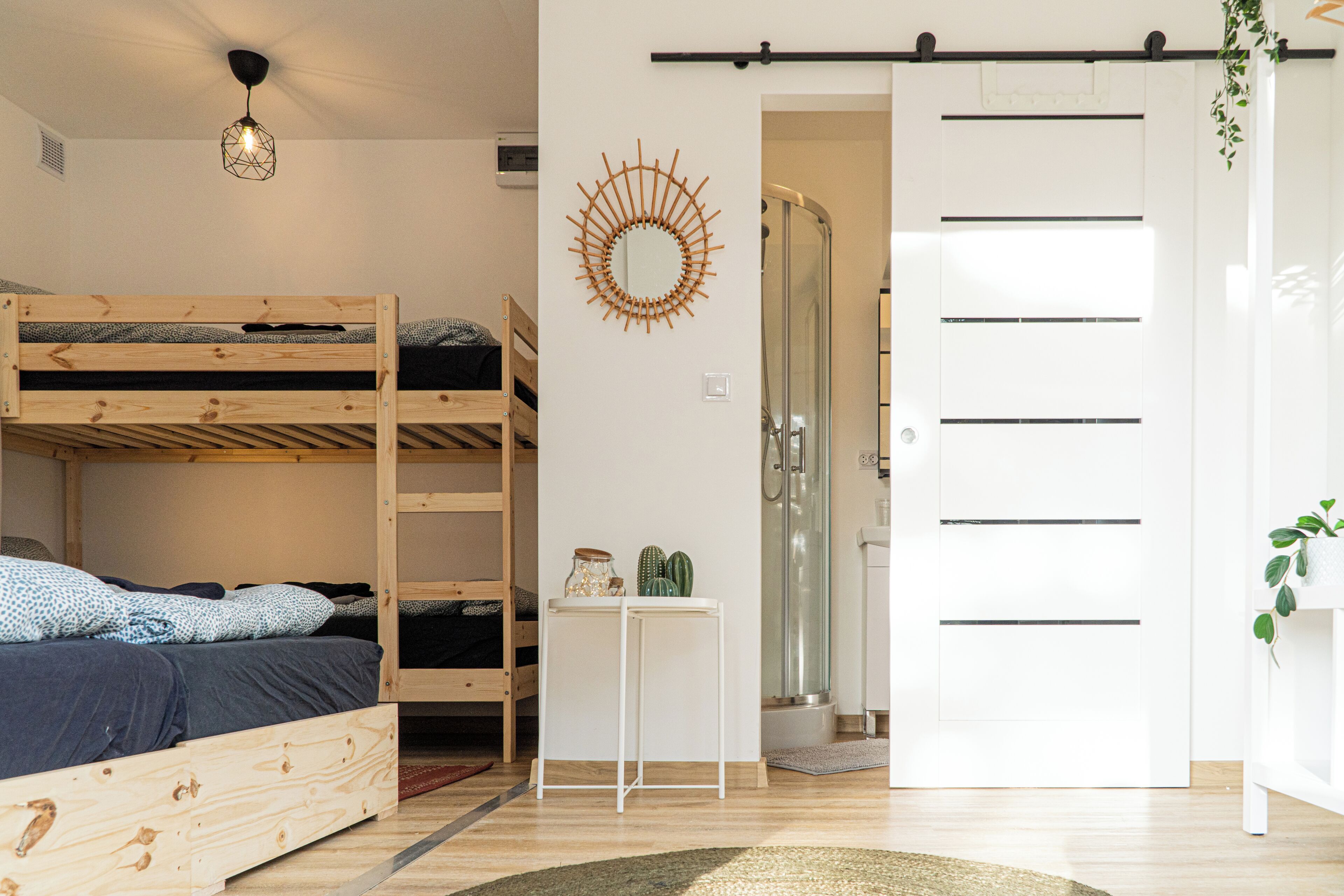 Chambre Quadruple Deluxe, salle de bains privée, vue jardin | Wi-Fi gratuit