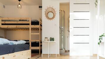 Chambre Quadruple Deluxe, salle de bains privée, vue jardin | Wi-Fi gratuit