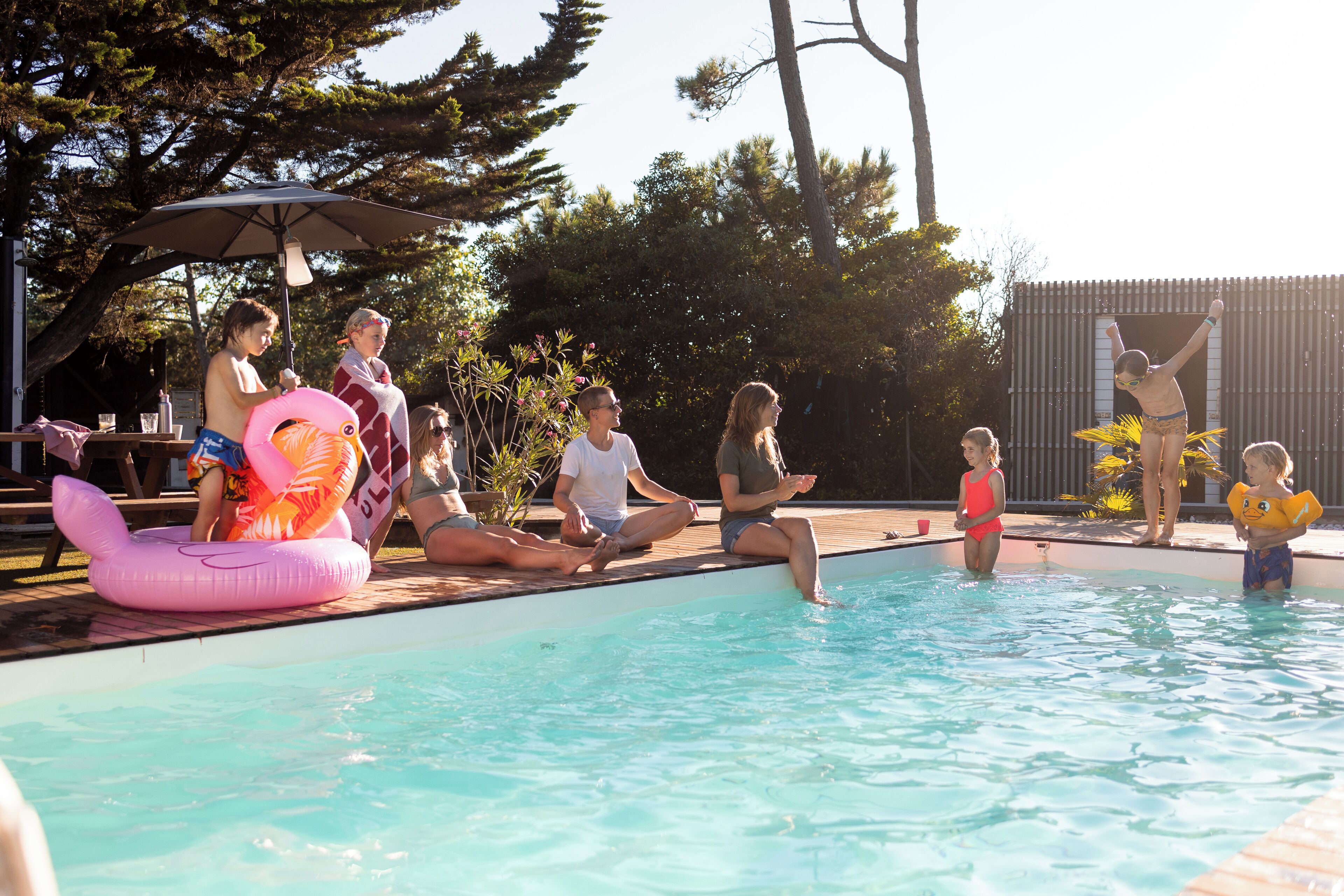 Una piscina al aire libre