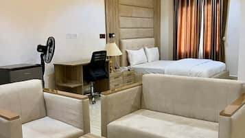 Apartamento econômico, sacada, vista para a cidade | Cofres nos quartos, escrivaninha, cortinas blackout