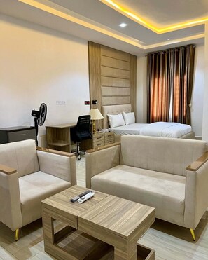 Economy Apartment, Balcony, City View | Peti besi dalam bilik, meja, langsir/tirai gelap terus, kalis bunyi 