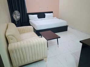 อีโคโนมีอพาร์ทเมนท์, ระเบียง, วิวเมือง | ตู้นิรภัยในห้องพัก, โต๊ะทำงาน, ผ้าม่านกันแสง, ห้องเก็บเสียง