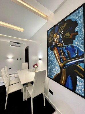 อีโคโนมีอพาร์ทเมนท์, ระเบียง, วิวเมือง | ร้านอาหาร