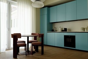 Private kitchen - Brand-New 2BR Apartment in the Heart of Como, Duomo View (Como)
