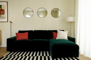 Smart TV - Brand-New 2BR Apartment in the Heart of Como, Duomo View (Como)