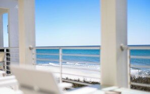 Blick auf den Strand von einem Zimmer mit Fenster zum Meer.
