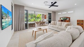 Smart TV - Tranquil Palms Pet-Friendly Near Moffat Beach (Moffat Beach)