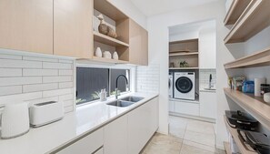 Een koelkast, een microgolfoven, een oven, een kookplaat