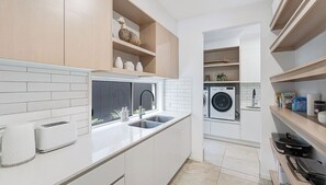 Fridge, microwave, oven, stovetop - Tranquil Palms Pet-Friendly Near Moffat Beach (Moffat Beach)