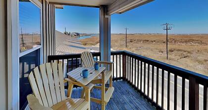 Hammonds Reef | Spacious Pet-Friendly Retreat + Steps to Beach