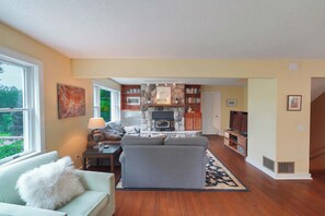 Una televisión, un futbolín, una oficina