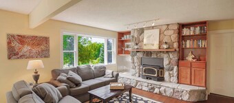 Terrace House - Central to Everything Leelanau!