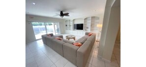 Living area - Private Pool house 1 mile from beach (Hollywood)