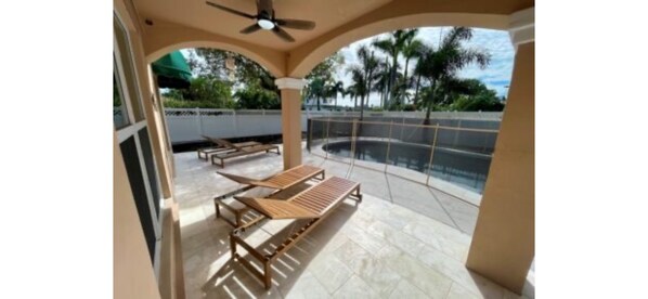 Terrace/patio - Private Pool house 1 mile from beach (Hollywood)