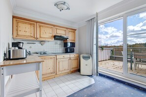 Kylskåp, mikrovågsugn, ugn och spishäll