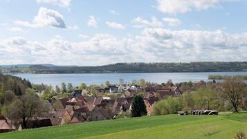 Un pueblo a orillas del lago con casas tradicionales, cielo despejado y vistas al lago.