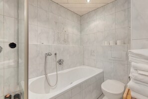 Dusch, hårtork och handdukar