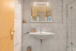 Douche, sèche-cheveux, serviettes fournies