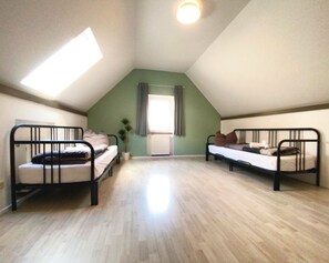 1 bedroom, free WiFi, bed sheets - Cozy vacation apartment on a horse farm, themed apartment "Zebra" in Brandenburg (Dreetz)
