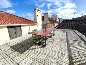 Outdoor dining - Lisbon, 3-bedroom apartment in Alojamento Santa Catarina - Your refuge in the heart of Alenquer (Carregado)