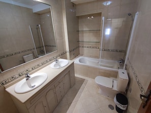 Shower, towels - Guest House Alojamento Santa Catarina Suite 1 - Your refuge in the heart of Alenquer (Carregado)
