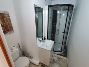 Shower, towels - Guest House Alojamento Santa Catarina Suite 1 - Your refuge in the heart of Alenquer (Carregado)