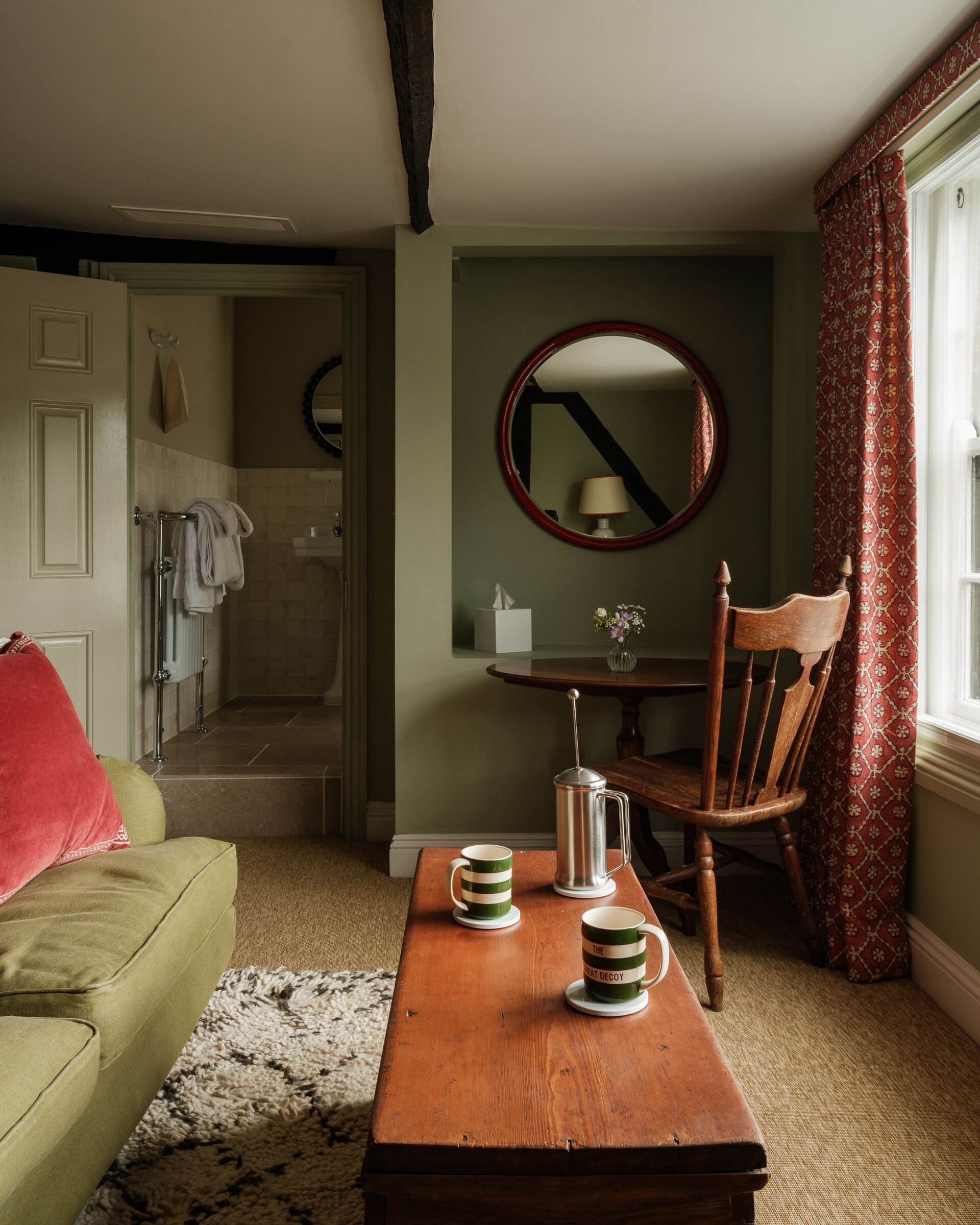 Chambre supérieure double, salle de bain attenante | Fer et planche à repasser, accès au Wi-Fi (inclus)