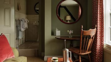 Chambre supérieure double, salle de bain attenante | Fer et planche à repasser, accès au Wi-Fi (inclus)