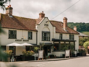 Un pub traditionnel avec une enseigne portant l’inscription « The Great Decoy ».
