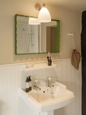 Shower, hair dryer, towels, soap - The Great Decoy (Hurstbourne Tarrant)