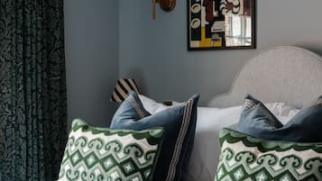 Habitación doble superior, baño privado | Tabla de planchar con plancha y wifi gratis