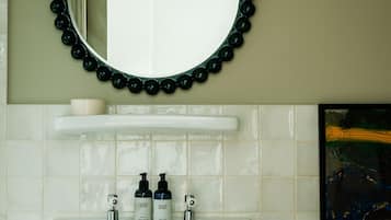 Superior Double Room, Ensuite | Bathroom | Shower, hair dryer, towels, soap