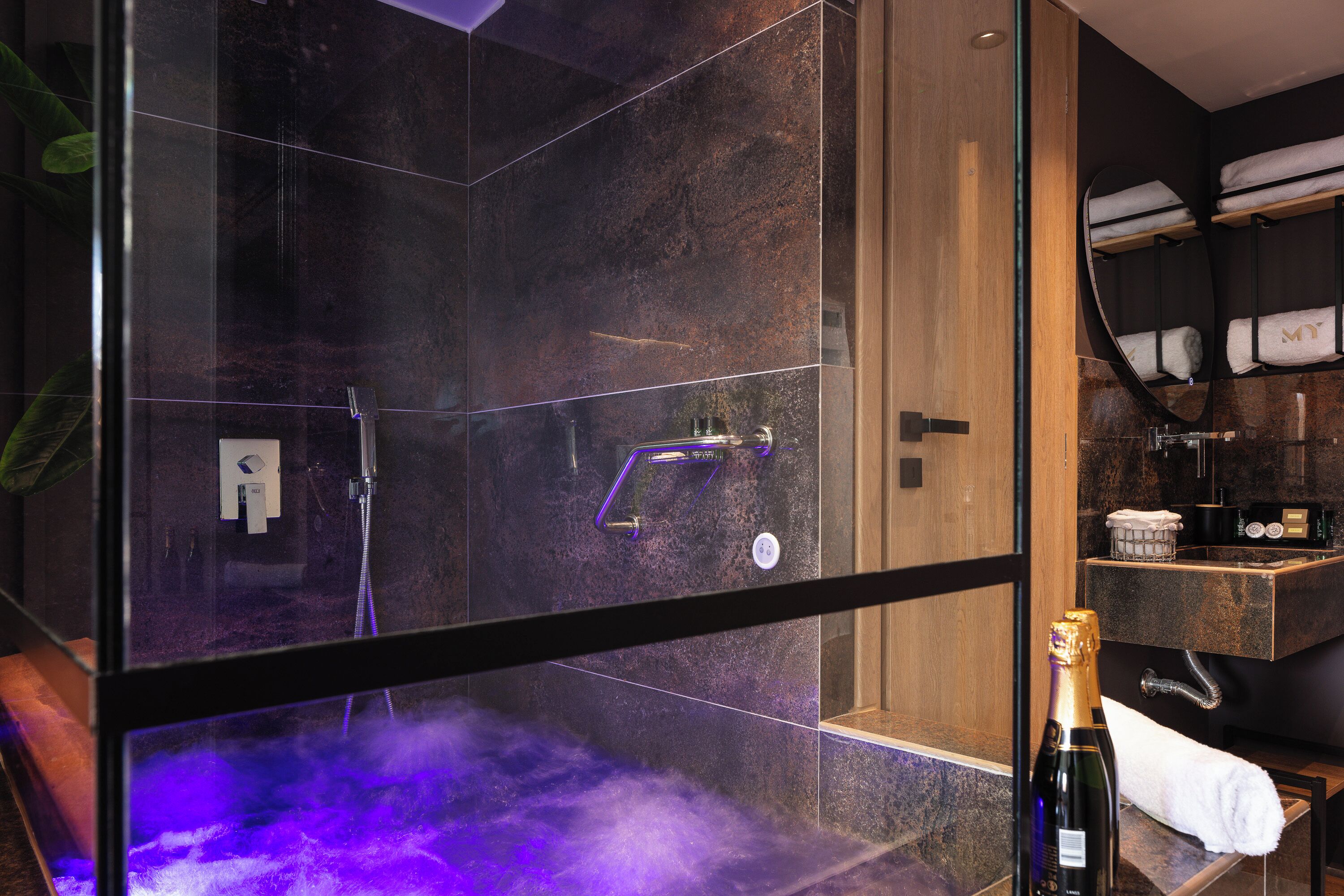 Suite, City View | Bathroom | Combined shower/tub, free toiletries, hair dryer, towels