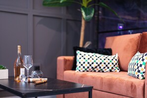 Suite, byutsikt | Oppholdsområde | En 42-tommers smart-TV med kabel-kanaler samt Netflix og PC