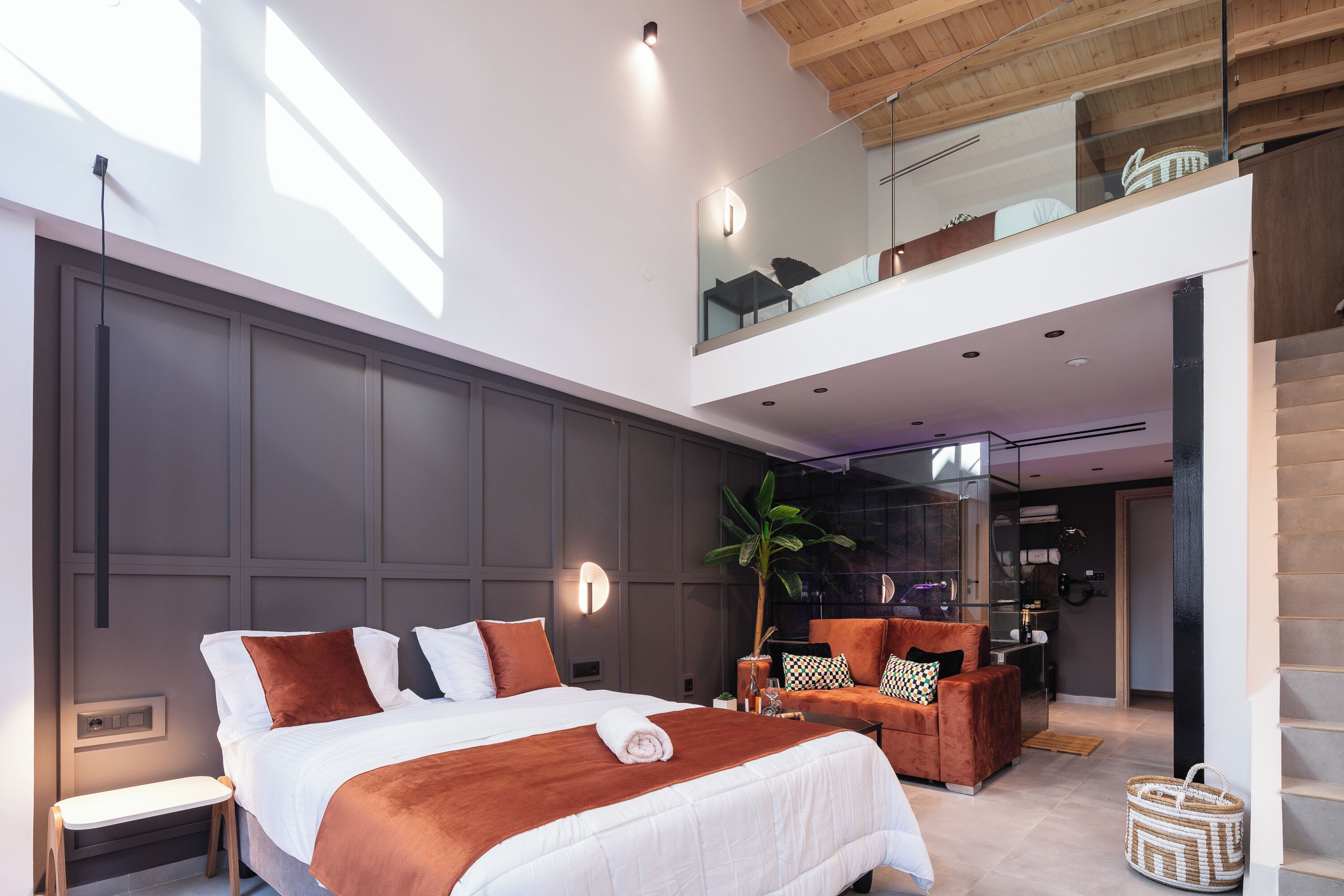 Suite, City View | Desk, laptop workspace, blackout drapes, iron/ironing board