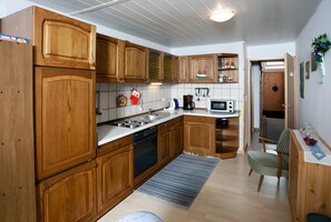 Fridge, microwave, oven, stovetop - Apartment 'Jana' with Shared Terrace, Shared Garden and Wi-Fi (Pellworm)