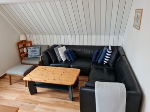 Fernseher, Tischtennisplatte, Stereoanlage