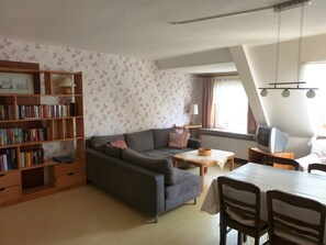 Televisión, mesa de ping pong, estéreo