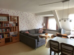 Televisión, mesa de ping pong, estéreo