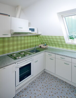 Fridge, microwave, oven, stovetop - Apartment 'Fewo Sinje' with Shared Terrace, Shared Garden and Wi-Fi (Pellworm)