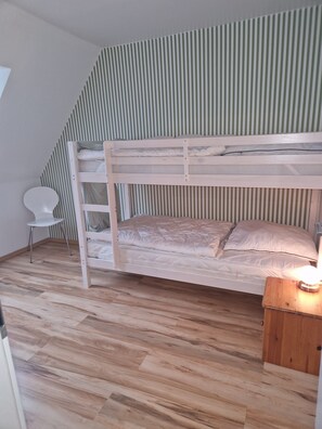 3 bedrooms, WiFi, bed sheets - Apartment 'Fewo Sinje' with Shared Terrace, Shared Garden and Wi-Fi (Pellworm)
