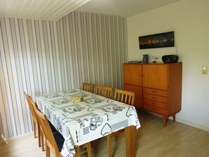 Dining - Apartment 'Fewo Sinje' with Shared Terrace, Shared Garden and Wi-Fi (Pellworm)