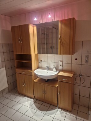 Douche, sèche-cheveux, serviettes fournies