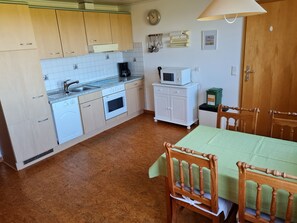 Fridge, microwave, oven, stovetop - Apartment 'Fewo Svea' with Shared Terrace, Shared Garden and Wi-Fi (Pellworm)