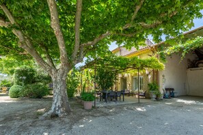 Outdoor dining - Gite le Bananier – 6 guests (Jonquières)