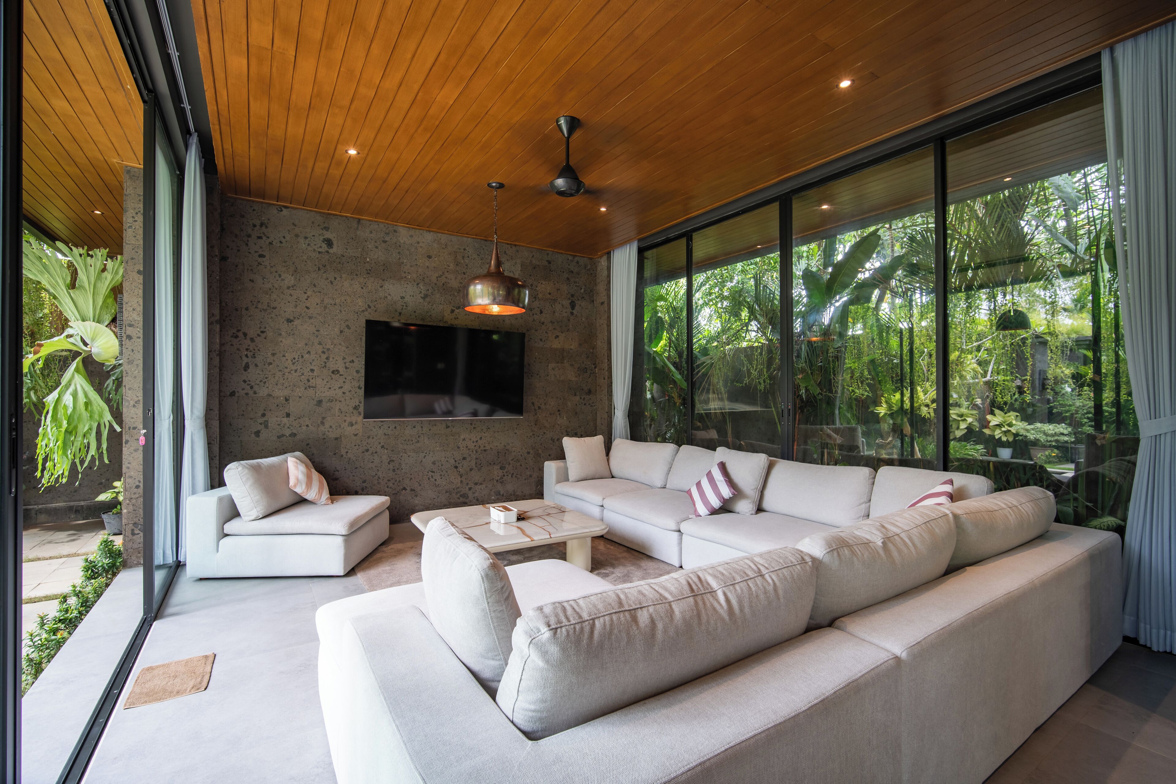 Villa – deluxe, 4 soverom, privat basseng, parkutsikt | Oppholdsområde | Flatskjerm-TV