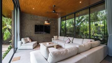 Villa – deluxe, 4 soverom, privat basseng, parkutsikt | Oppholdsområde | Flatskjerm-TV