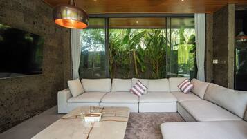 Villa – deluxe, 4 soverom, privat basseng, parkutsikt | Oppholdsområde | Flatskjerm-TV