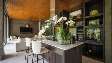 Villa – deluxe, 4 soverom, privat basseng, parkutsikt | Oppholdsområde | Flatskjerm-TV