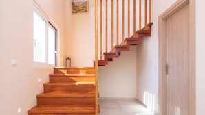 Eine Holztreppe mit einer Holztür am oberen Ende.